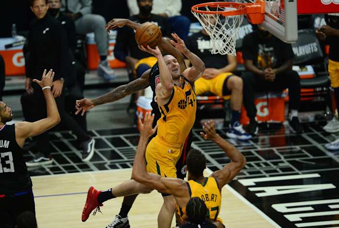 Bojan Bogdanovic (44) shoots over the Los Angeles Clippers
